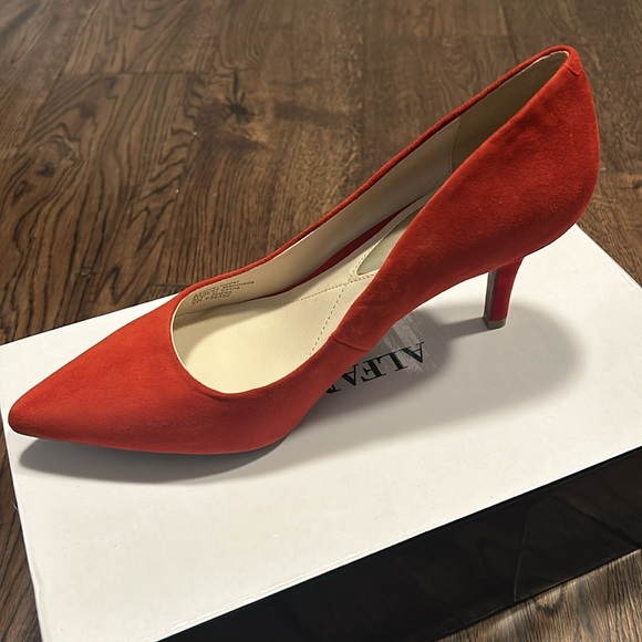 New Alfani suede heels - Picture 4 of 6